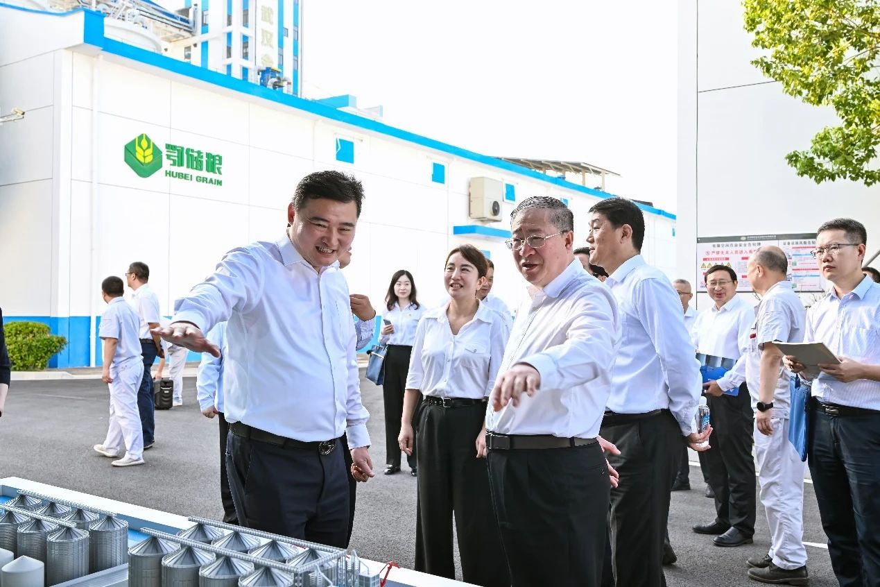 Liu Huanxin, Commissioner of the National Food and Strategic Reserves Administration, and His Delegation Visit AGRIFAM's Booth for On-site Inspection and Guidance